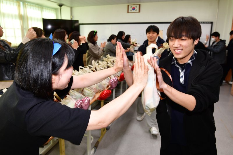 11일 오후 경북 포항시 영일고등학교에서 학부형들이 바카라사이트 온카판을 앞둔 고3 수험생들에게 바카라사이트 온카판 대박 선물을 나눠주며 응원하고 있다. 2025.11.11/바카라사이트 온카판1 ⓒ News1 최창호 기자