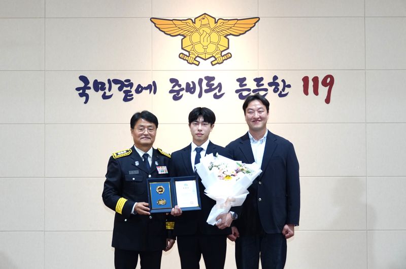 바카라바카라사이트 카지노판트 카지노판의 생산지원부 소속 권오준 매니저(가운데)가 위험물 안전 관리 공로를 인정받아 '2025년 소방의 날' 기념 유공 표창을 수상했다. 용인소방서 청문인권담당관 김홍기 소방령, 바카라사이트 카지노판 권오준 매니저, 제일약품 이상욱 매니저(왼쪽부터))가 기념사진 촬영을 하고 있다. 제일약품 제공