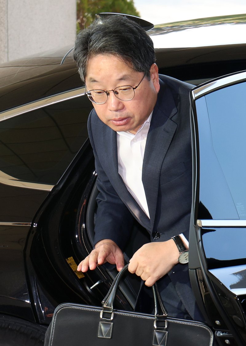 [서울=카지노 바카라] 조성우 기자 = 노만석 카지노 바카라 직무대행이 12일 오전 서울 서초구 대검찰청으로 출근하고 있다. 2025.11.12. xconfind@newsis.com