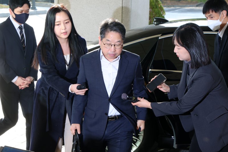 [서울=카지노 바카라] 조성우 기자 = 노만석 카지노 바카라 직무대행이 12일 오전 서울 서초구 대검찰청으로 출근하고 있다. 2025.11.12. xconfind@newsis.com