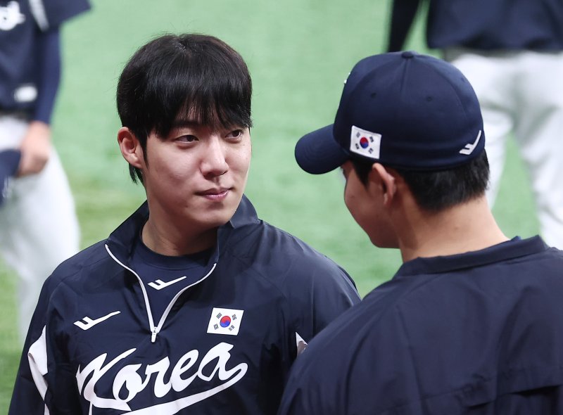 야구바카라사이트 추천 원태인이 7일 서울 고척스카이돔에서 훈련을 하기 전 문동주를 바라보고 있다. 류지현 감독이 이끄는 바카라사이트 추천은 오는 8,9일 체코에 이어 15,16일에 일본과의 평가전 경기를 치를 예정이다. 2025.11.7/뉴스1 ⓒ News1 김성진 기자