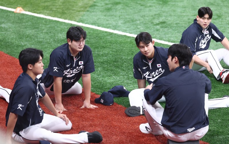야구바카라사이트 추천 정우주(왼쪽부터), 김서현, 김영우, 조병현이 7일 서울 고척스카이돔에서 스트레칭을 하며 원태인의 말을 듣고 있다. 류지현 감독이 이끄는 바카라사이트 추천은 오는 8,9일 체코에 이어 15,16일에 일본과의 평가전 경기를 치를 예정이다. 2025.11.7/뉴스1 ⓒ News1 김성진 기자