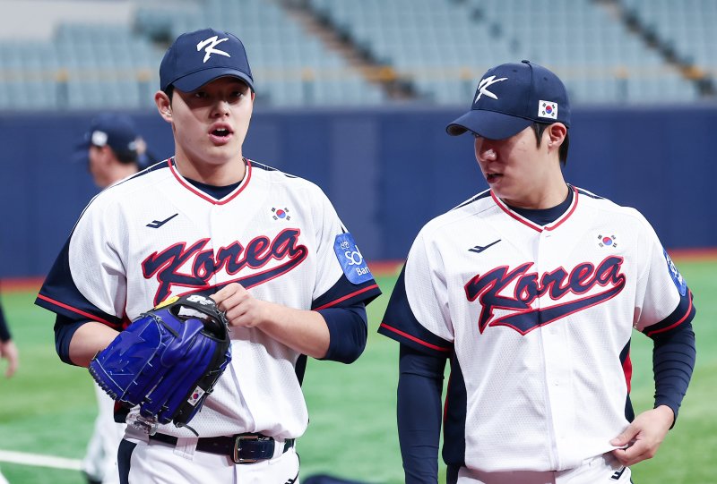 야구바카라사이트 추천 문동주와 원태인이 4일 서울 고척스카이돔에서 훈련을 하고 있다. 류지현 감독이 이끄는 바카라사이트 추천은 오는 8,9일 체코에 이어 15,16일에 일본과의 평가전 경기를 치를 예정이다. 2025.11.4/뉴스1 ⓒ News1 김성진 기자