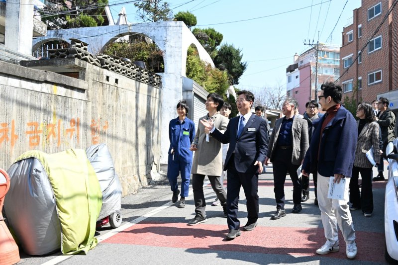 [대전=뉴시스] 김제선 대전 중구청장 등이 로컬 바카라사이트 목록 페이스(Local Maker’s Face) 조성 사업이 추진되는 대사동 일원을 살펴보고 있다. (사진=중구청 제공) 2025.11.12. photo@newsis.com *재판매 및 DB 금지