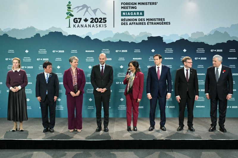 주요7개국(G7) 외교장관들이 11일(현지시간) 캐나다 나이아가라에서 모여 회의에 앞서 기념촬영하고 있다. AP뉴시스