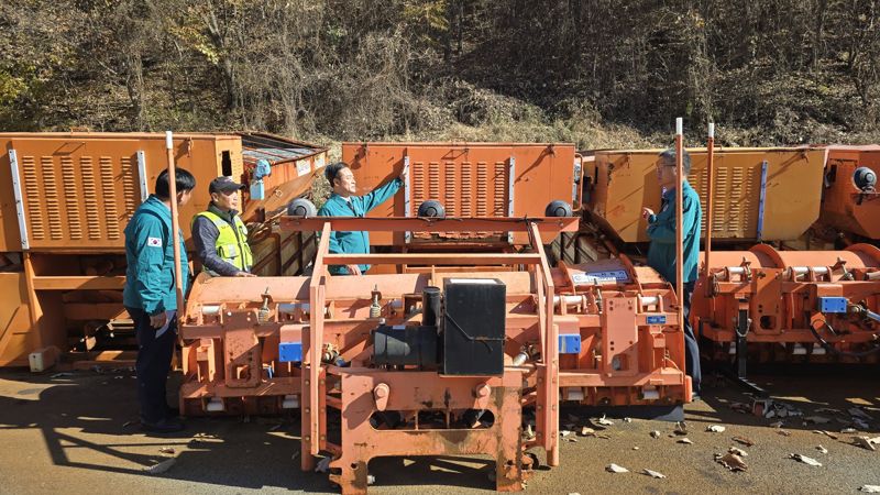 신영재 홍천군수가 지난 10일 홍천읍 태학리 제설창고를 방문해 제설 장비를 점검했다. 홍천군 제공