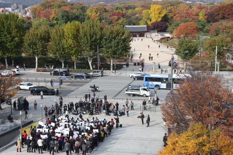 세운4구역 토지주들이 11일 오후 서울 종로구 다시세운광장에서 국가유산청이 유네스코 세계유산인 종묘 인근 세운4구역 재개발 사업에 문제를 제기한 데 대해 국가유산청이 재개발을 불가능하게 한다면 부당한 행정 행위에 대한 책임을 물어 손해배상·직권남용 등 민형사상의 책임을 물을 것"이라며 기자회견을 하고 있다. 2025.11.11/뉴스1 ⓒ News1 이광호 기자