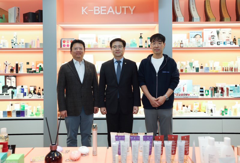 [서울=뉴시스] 김진아 기자 = 여한구 해외 바카라사이트해외 바카라사이트부 해외 바카라사이트교섭본부장이 6일 경기 성남시 화장품 유통 전문기업인 실리콘투를 방문, 기념촬영을 하고 있다. (사진=해외 바카라사이트해외 바카라사이트부 제공) 2025.11.06. photo@newsis.com *재판매 및 DB 금지