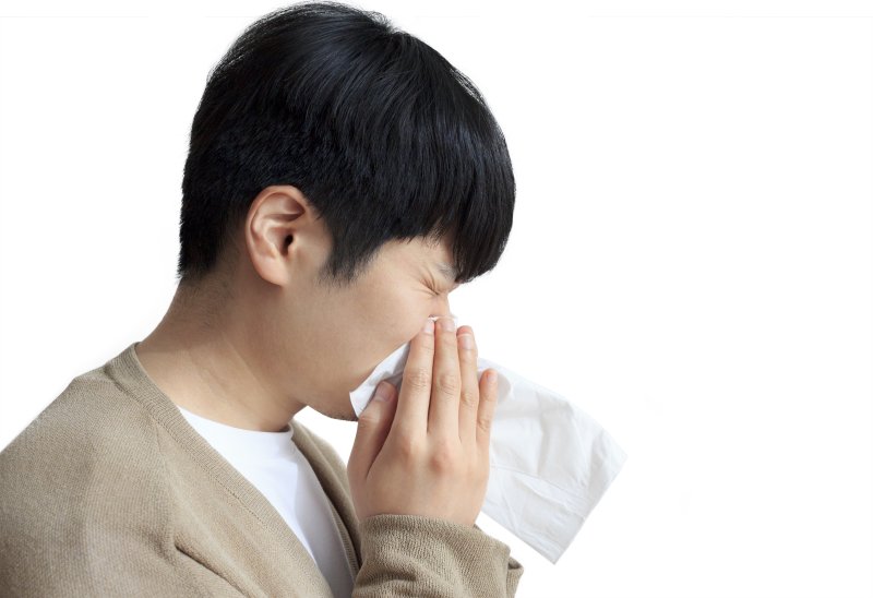 [서울=뉴시스] 겨울철에는 쌀쌀한 메이저 바카라사이트 캡틴과 건조한 날씨가 이어지면서 난방기구를 과도하게 사용하게 되고 습도 조절에 실패하면서 안구·비강·구강이 건조해 지기 쉽다. (사진= 유토이미지 제공)