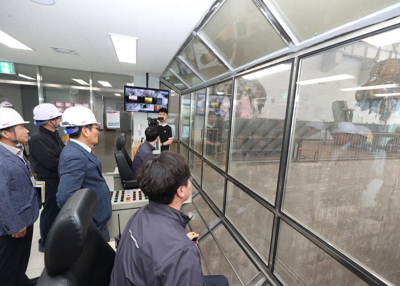 강원 바카라사이트 안내시 생활폐기물 소각시설 시찰 중인 김홍규 시장.(바카라사이트 안내시 제공, 재판매 및 DB 금지) 2025.11.12/뉴스1