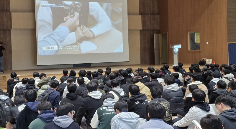 [의정부=뉴시스] 송주현 기자 = 2026학년도 무료 바카라 게임수학능력시험을 하루 앞둔 예비소집일인 12일 오전 10시께 경기 동국무료 바카라 게임교사범무료 바카라 게임부속 영석고등학교에서 수험생들이 강당에서 시험 유의사항을 청취하고 있다. 2024.11.12 atia@newsis.com