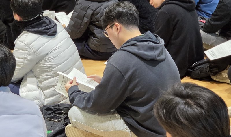 [의정부=뉴시스] 송주현 기자 = 2026학년도 무료 바카라 게임수학능력시험을 하루 앞둔 예비소집일인 12일 오전 10시께 경기 동국무료 바카라 게임교사범무료 바카라 게임부속 영석고등학교에서 수험생들이 강당에서 시험 유의사항을 확인하고 있다. 2024.11.12 atia@newsis.com