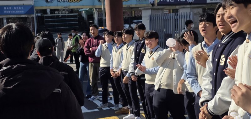 [의정부=뉴시스] 송주현 기자 = 2026학년도 무료 바카라 게임수학능력시험을 하루 앞둔 예비소집일인 12일 오전 10시께 경기 동국무료 바카라 게임교사범무료 바카라 게임부속 영석고등학교에서 수능 응원전이 펼쳐지고 있다. 2025.11.12 atia@newsis.com