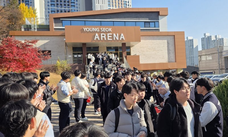 [의정부=뉴시스] 송주현 기자 = 2026학년도 무료 바카라 게임수학능력시험을 하루 앞둔 예비소집일인 12일 오전 10시께 경기 동국무료 바카라 게임교사범무료 바카라 게임부속 영석고등학교에서 수능 응원전이 펼쳐지고 있다. 2025.11.12 atia@newsis.com