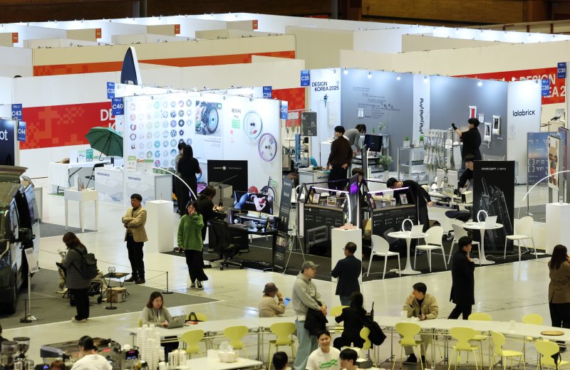 12일 오전 서울 강남구 코엑스에서 열린 디자인코리아 2025에서 관람객들이 전시를 살펴보고 있다. 뉴시스 제공