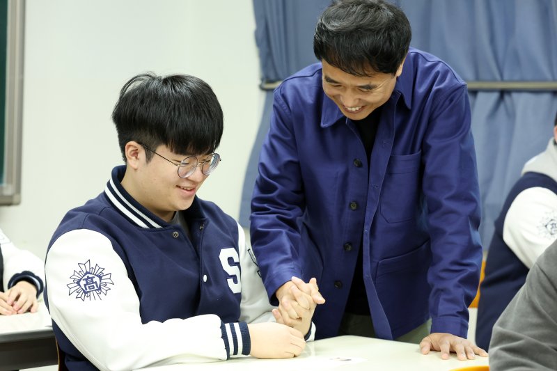 2026학년도 대학수학능력시험 예비소집일인 12일 광주 서석고등학교에서 선생님이 수험생을 격려하고 있다. 2025.11.12/뉴스1 ⓒ News1 이승현 기자