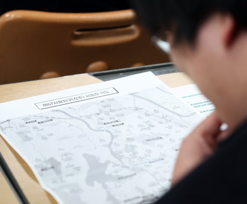 2026학년도 대학수학능력 시험을 하루 앞둔 12일 전북 전주시 전북대학교사범대학부설고등학교에서 한 수험생이 시험장을 확인하고 있다. 2025.11.12/뉴스1 ⓒ News1 유경석 기자