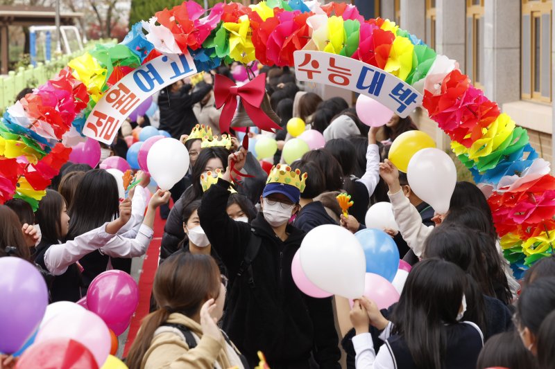 2026학년도 대학수학능력시험을 하루 앞둔 12일 광주 남구 설월여고에서 3학년 수험생들이 학생과 선생님 응원속에 '합격종'을 치며 교정을 나서고 있다. 2025.11.12/뉴스1 ⓒ News1 김태성 기자