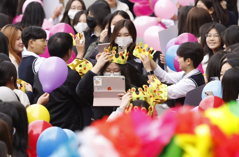 2026학년도 대학수학능력시험을 하루 앞둔 12일 광주 남구 설월여고에서 3학년 수험생들이 후배들의 응원을 받고 있다. 2025.11.12/뉴스1 ⓒ News1 김태성 기자