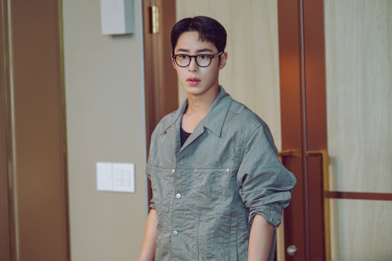 이재욱, 첫 1인 2역으로 연기 스