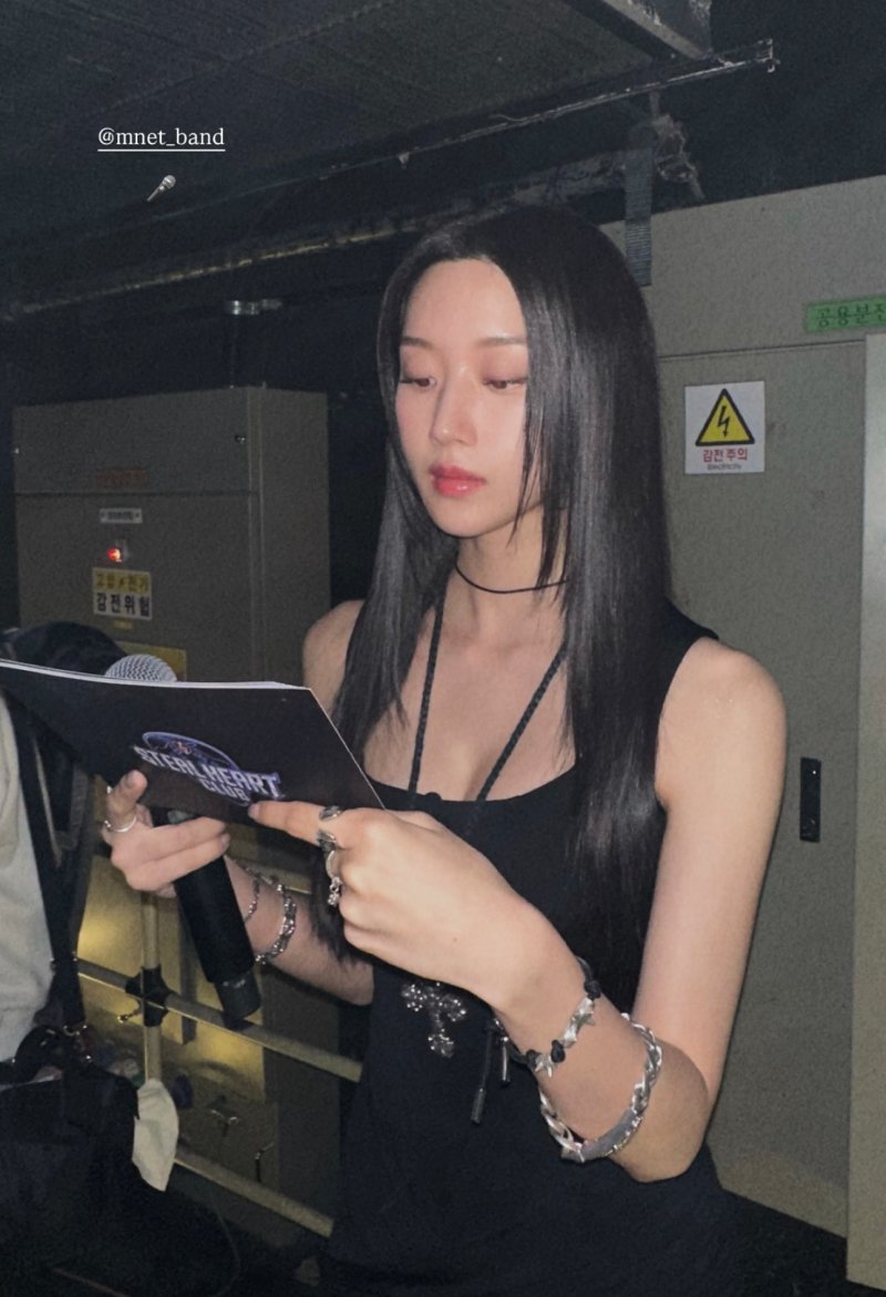 문가영, 완벽 미모 과시…시크한 표정