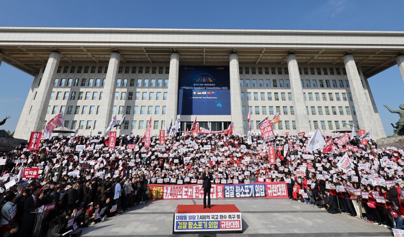 장동혁 국민의힘 대표가 12일 오전 서울 여의도 국회 본청 계단에서 대장동 일당 7400억 국고 환수 촉구 및 검찰 항소 포기 외압 규탄대회에서 발언하고 있다. 사진=뉴스1화상