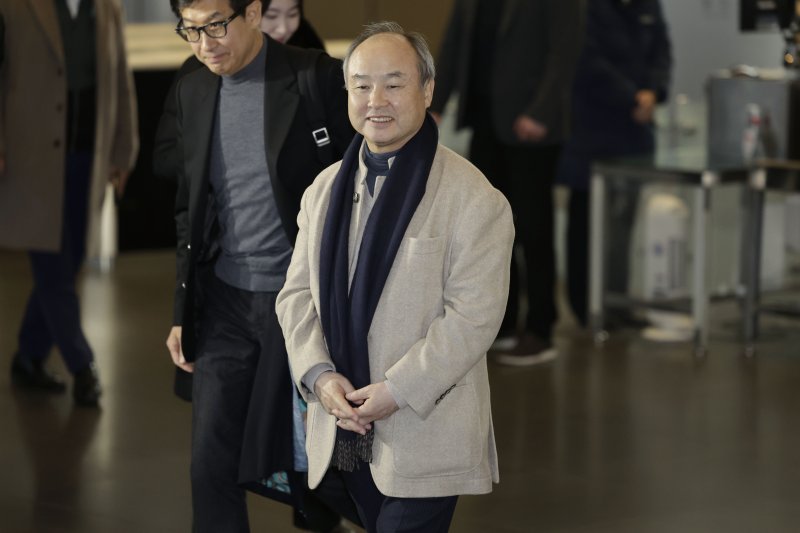 [서울=뉴시스] 최동준 기자 = 일본 소프트뱅크그룹(SBG)이 생성형 인공지능(바카라사이트 소개) 챗gpt 개발사 미국 오픈바카라사이트 소개에 내달 225억 달러(약 33조 원)을 추가로 투자한다고 니혼게이자이신문(닛케이)이 12일 보도했다. 사진은 손정의 SBG 회장이 지난 2월 4일 오후 서울 서초구 삼성전자 서초사옥에서 이재용 삼성전자 회장, 샘 올트먼 오픈바카라사이트 소개 최고경영자(CEO)와 회동을 마친 후 이동하고 있는 모습. 2025.11.12. photocdj@newsis.com