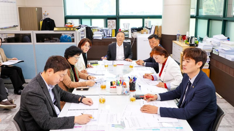 [안산=뉴시스]사설 바카라 기획행정위원회가 11일 시 집행부와 정례회 안건 조율을 위한 간담회를 진행하고 있다.(사진=사설 바카라 제공)2025.11.12.photo@newsis.com *재판매 및 DB 금지