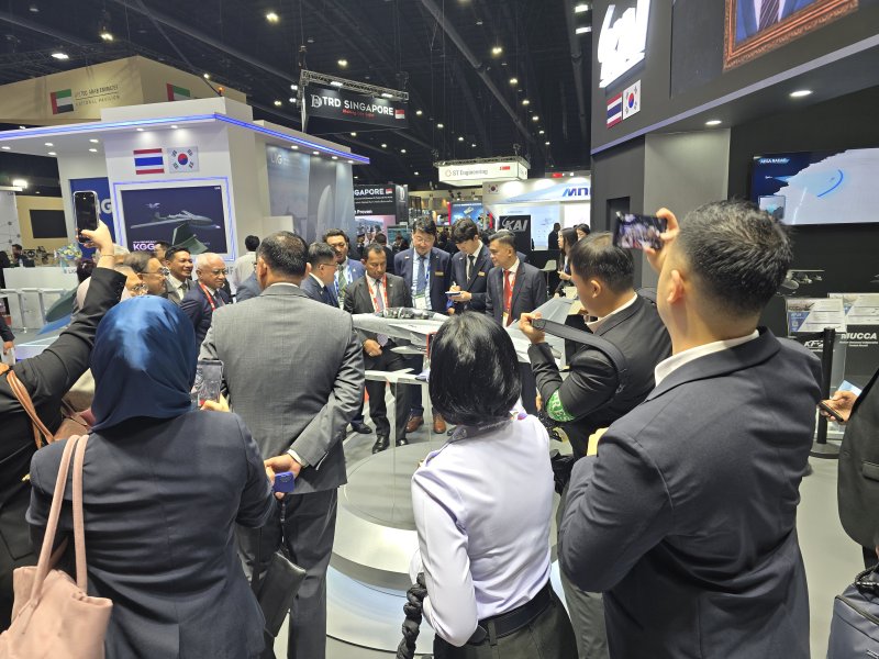 [서울=뉴시스] 말레이시아 국방부 사무총장 일행이 라이트닝 바카라 사이트 부스 방문해 설명을 듣고 있다.(사진=라이트닝 바카라 사이트 제공). 2025.11.12. photo@newsis.com *재판매 및 DB 금지