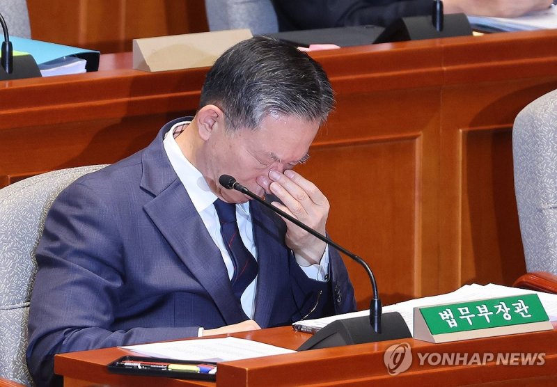 눈가 만지는 정성호 법무부 장관 (출처=연합뉴스)
