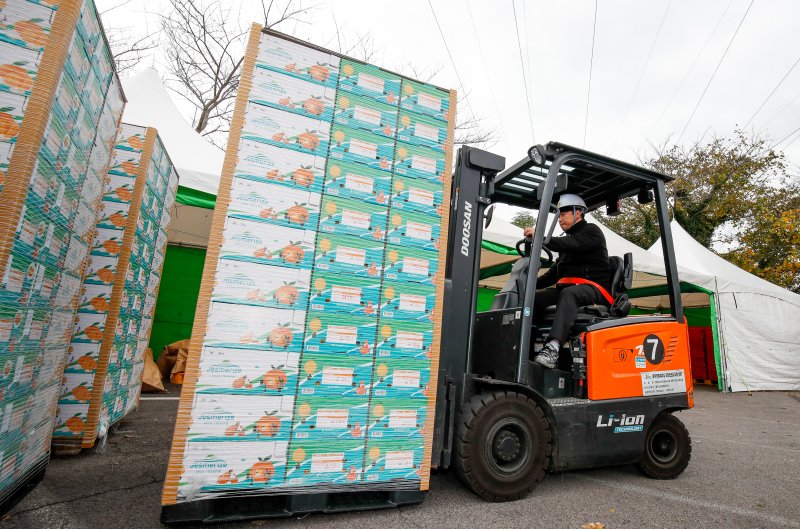 [바카라사이트 굿모닝=뉴시스] 우장호 기자 = 12일 오후 바카라사이트 굿모닝시 일도이동 농협 농산물산지유통센터에서 감귤과 키위, 월동무 3품목을 하나로 묶어 몽골에 수출하는 농산물 선적행사가 진행되고 있다. 2025.11.12. woo1223@newsis.com