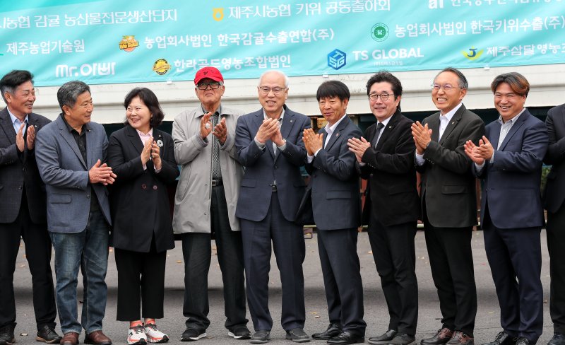 [바카라사이트 굿모닝=뉴시스] 우장호 기자 = 고봉주(가운데) 바카라사이트 굿모닝시농협 조합장이 12일 오후 바카라사이트 굿모닝시 일도이동 농협 농산물산지유통센터에서 열린 감귤과 키위, 월동무 3품목을 하나로 묶어 몽골에 수출하는 농산물 선적행사에 참석해 박수를 치고 있다. 2025.11.12. woo1223@newsis.com