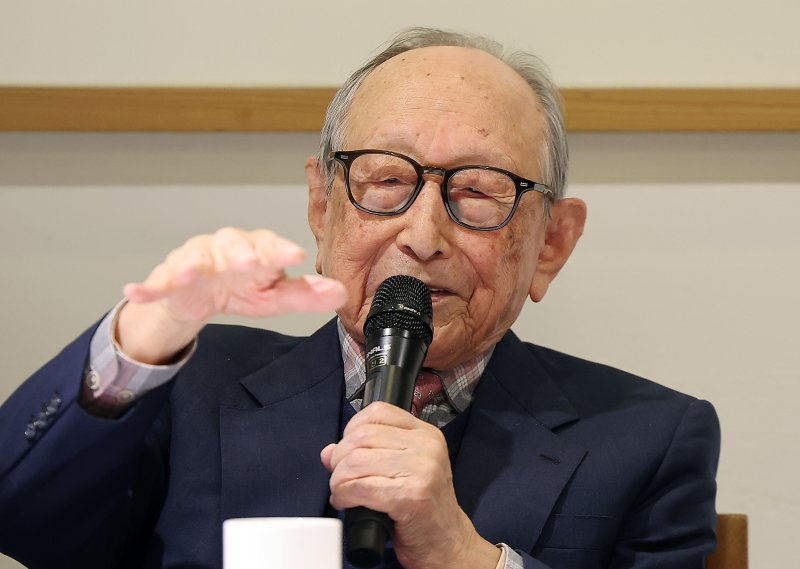 김형석 연세대학교 명예바카라 베팅가 12일 오전 서울 중구 달개비에서 열린 '백 년의 유산' 출간 기자간담회에서 소감을 말하고 있다. '백 년의 유산'은 지난해 9월 기네스 기록까지 인증 받으며 세계 최고령 저자 타이틀을 거머쥔 김 교수의 신간으로 책 이성의 시대에 남겨진 마지막 철학자'가 무너져가는 인간성 회복을 위한 선언문이다. 철학, 종교, 삶과 죽음, 그리고 사회와 공동체를 아우르는 100여 년의 사유를 담고 있다. 2025.11.12/뉴스1 ⓒ News1 김진환 기자