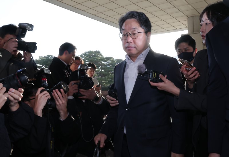 '대장동 메이저 바카라 포기'로 검찰 내부에서 사퇴 압박을 받고 있는 노만석 검찰총장 직무대행이 12일 서울 서초구 대검찰청으로 출근하고 있다. 2025.11.12/뉴스1 ⓒ News1 김성진 기자