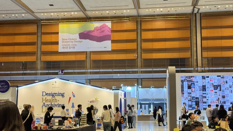 12일 서울 강남구 코엑스 D홀에서 열린 '디자인코리아 2025'에서 관람객들이 부스를 둘러보고 있다. 사진=신지민 기자