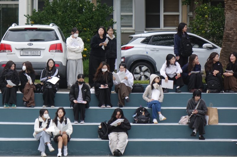 [실시간-바카라사이트=뉴시스]양영전 기자 = 2026학년도 대학수학능력시험 예비소집일인 12일 오후 실시간-바카라사이트95지구 제6시험장인 실시간-바카라사이트중앙여자고등학교에서 수험생들이 유의사항 안내를 듣고 있다. 2025.11.12. 0jeoni@newsis.com