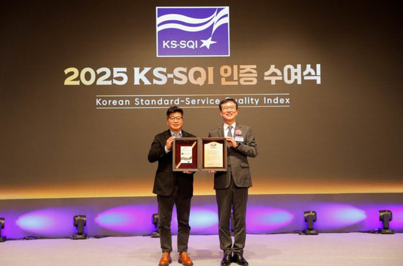 강병구 롯데글로벌로지스 대표이사(왼쪽)가 지난 11일 서울 소공동 롯데호텔에서 열린 '2025년 한국서비스품질지수(KS-SQI) 인증 수여식'에서 수상 후 기념 촬영을 하고 있다. 롯데글로벌로지스 제공