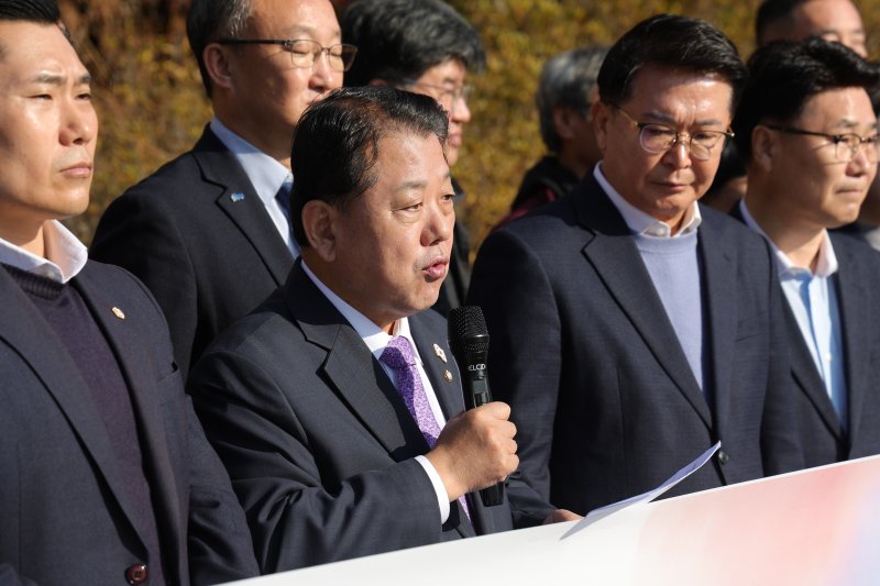 더불어민주당 김병주 최고위원이 12일 오후 경기도 의정부시 주한미군 반환기지 캠프 레드클라우드에서 주한미군반환공여지 개발 활용 추진 기자회견을 열고 임대 중심 개발모델을 촉구하고 있다. 연합뉴스