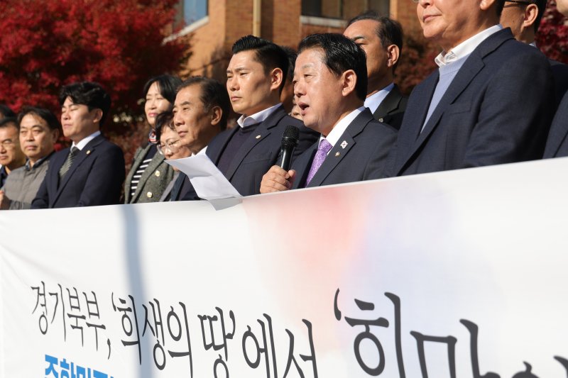 더불어민주당 김병주 최고위원이 12일 오후 경기도 의정부시 주한미군 반환기지 캠프 레드클라우드에서 주한미군반환공여지 개발 활용 추진 기자회견을 열고 임대 중심 개발모델을 촉구하고 있다. 연합뉴스