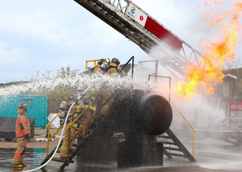 [여수=뉴시스] 12일 GS칼텍스 여수공장 임직원들이 정유공장 화재진압 라이브스코어 바카라사이트을 하고 있다. (사진= GS칼텍스 제공) 2025.11.12. photo@newsis.com *재판매 및 DB 금지
