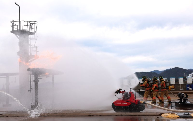 [여수=뉴시스] 12일 GS칼텍스 여수공장 임직원들이 정유공장 화재진압 라이브스코어 바카라사이트을 하고 있다. (사진= GS칼텍스 제공) 2025.11.12. photo@newsis.com *재판매 및 DB 금지