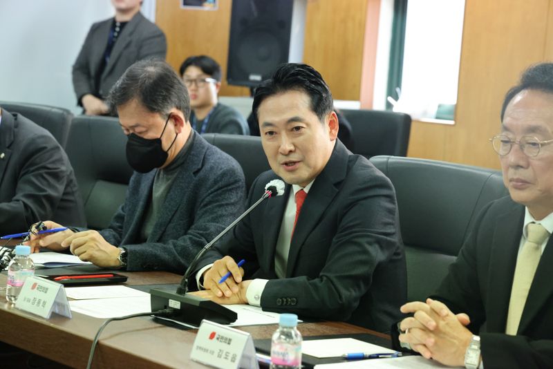 장동혁 국민의힘 당대표가 12일 서울 여의도 소상공인연합회 대회의실에서 열린 간담회에서 발언하고 있다. 소상공인연합회 제공