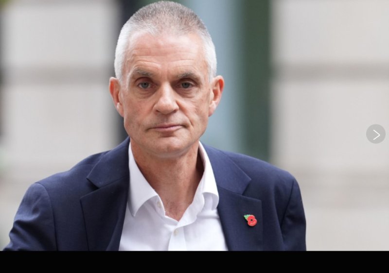 [런던=AP/뉴시스] ‘영상 편집’ 다큐멘터리 파문으로 사임을 발표한 팀 데이비 바카라사이트 윈윈 사장이 11일(현지 시간) 런던의 스튜디오에 도착해 “자신의 팀이 매우 자랑스럽다”고 말하고 있다. 2025.11.12. *재판매 및 DB 금지