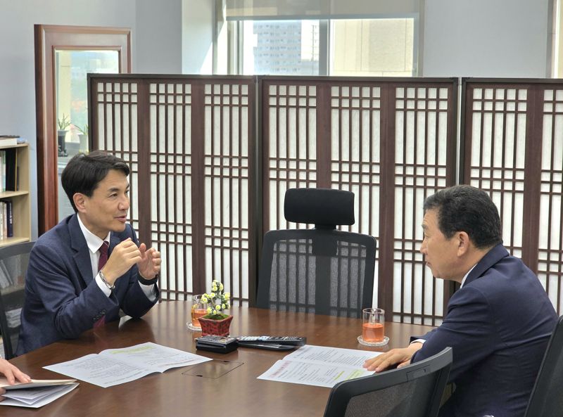 김진태 강원지사(사진 왼쪽)가 12일 국회를 방문, 신정훈 국회 행안위원장을 만나 강원특별법 3차 개정 연내 통과를 건의했다. 강원자치도 제공