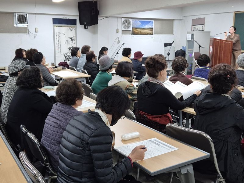 2026학년도 대학수학능력시험을 하루 앞둔 12일 서울 마포구 일성여자중고등학교에서 수험생들이 수능 유의사항을 듣고 있다. 사진=장유하 기자