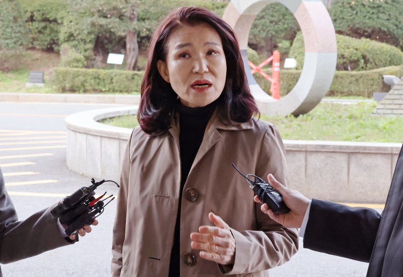 [서울=뉴시스] 조성우 기자 = 공직선거법, 국가공무원법 위반 혐의로 무료 바카라사이트에 체포됐다가 석방된 이진숙 전 방송통신위원장이 5일 오후 서울 양천구 서울남부지방검찰청에 영등포무료 바카라사이트서장 등에 대한 고발장을 제출하기 전 입장을 밝히고 있다. 2025.11.05. xconfind@newsis.com