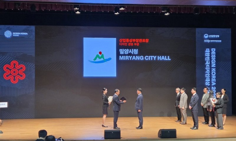 메이저 바카라시가 12일 서울 코엑스에서 열린 대한민국 디자인 대상 시상식에서 산업부장관 표창을 수상하고 있다.(메이저 바카라시 제공. 재판매 및 DB금지)