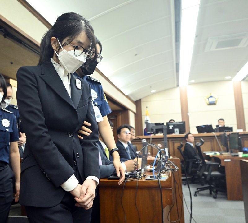 구치소에서 혼자 중얼거리는 김건희, 취침 중에..