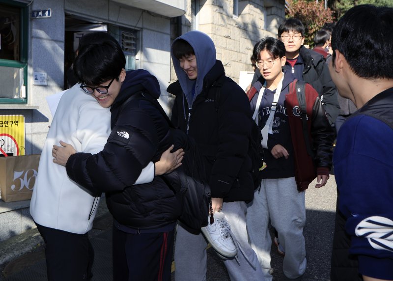 2026학년도 대학수학능력메이저 바카라사이트 주사위을 하루 앞둔 12일 오전 서울 종로구 계동 중앙고등학교에서 수험표를 받은 뒤 학교를 나서는 3학년 학생들이 교사들의 격려와 응원을 받고 있다. 2025.11.12/메이저 바카라사이트 주사위1 ⓒ News1 박정호 기자