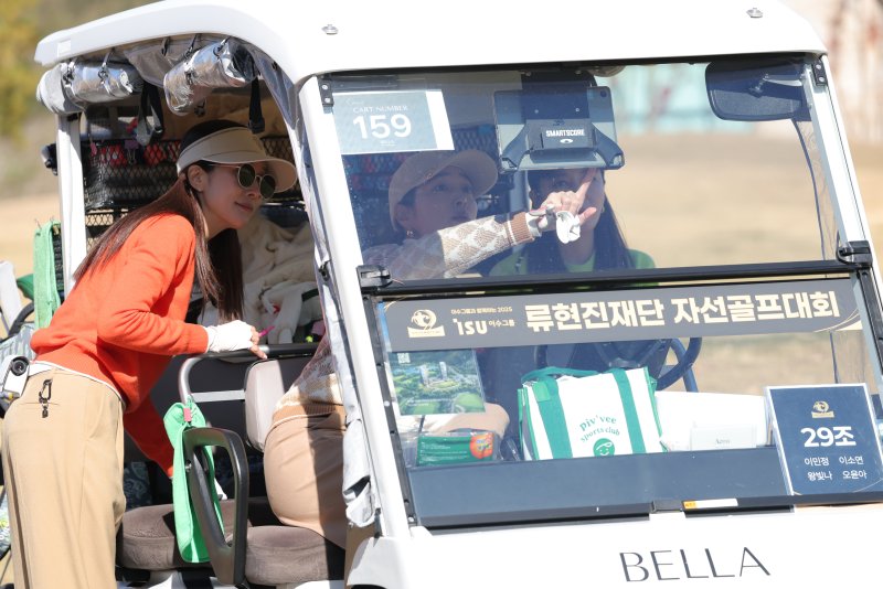 [뉴스1 ★]이민정·오윤아·왕빛나, 절친 미녀 삼총사 ‘선행 라운드’